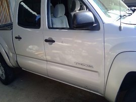 2006 TOYOTA TACOMA, SILVER, SR5 MODEL, CREW CAB, 4.0L, ATM 2WD.  Z25215
